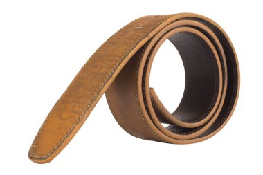 Beyaz arkaplanda izole edilmiş deri kemer.