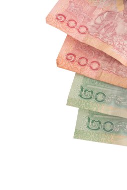 Banknotlar beyaz arkaplanda izole edilmiş.