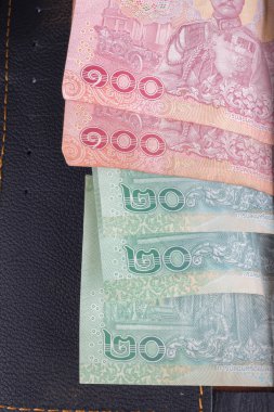 banknotlar çanta cüzdanı beyaz arka planda izole.