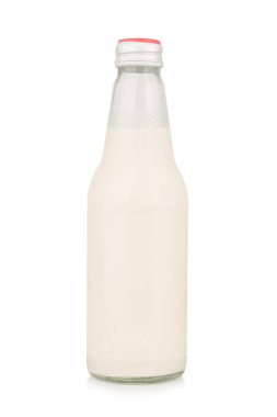 Beyaz arka planda izole edilmiş soya sütü şişesi.