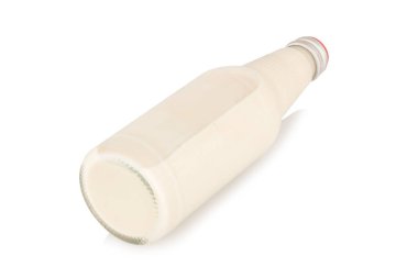 Beyaz arka planda izole edilmiş soya sütü şişesi.