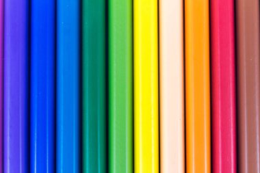 Beyaz arkaplanda renkli kalemler izole edildi.