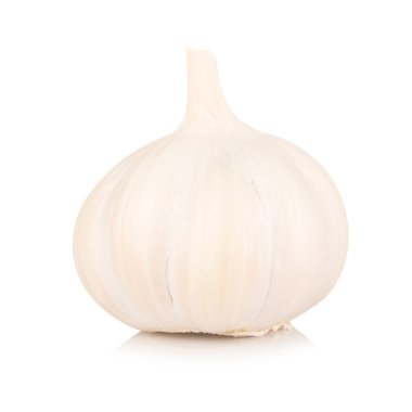 Beyaz arka plan üzerinde izole sarımsak dilim.