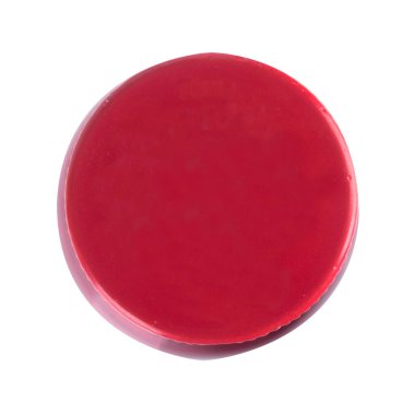 Cam şişe, su kırmızı üst görünümü beyaz arkaplanda izole..