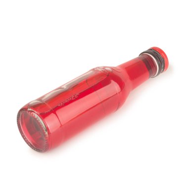 Cam şişe, beyaz arkaplanda kırmızı su izole edilmiş..