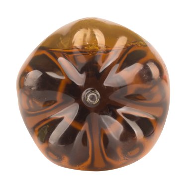 Plastik şişe, alt görünüm beyaz arkaplan kahverengisi.