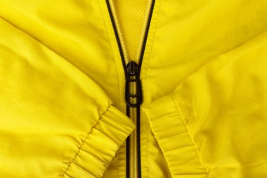 Sarı ceketli, fermuarlı..