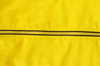 Sarı ceketli, fermuarlı..