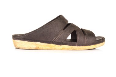 Beyaz arkaplanda modern renkli siyah sandaletler kullanılıyor.