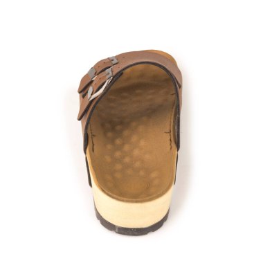 Beyaz arkaplanda izole edilmiş sandaletler.