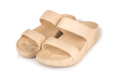 Beyaz arka planda izole sandaletler kahverengi kadın rengi.