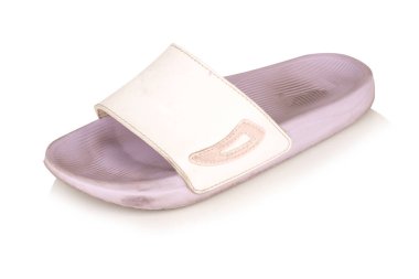 beyaz arkaplanda izole edilmiş sandalet rengi mor.