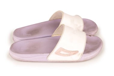 beyaz arkaplanda izole edilmiş sandalet rengi mor.