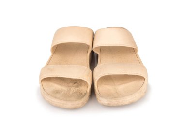 Beyaz arka planda izole sandaletler kahverengi kadın rengi.