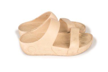 Beyaz arka planda izole sandaletler kahverengi kadın rengi.