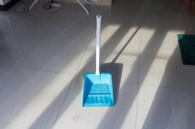 Evde mavi faraş rengi.