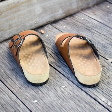 Tahta zemindeki sandalet eski..