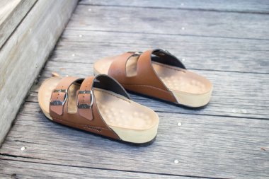 Tahta zemindeki sandalet eski..