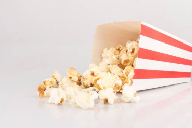 Patlamış mısır kutusu beyaz arkaplanda izole edildi.