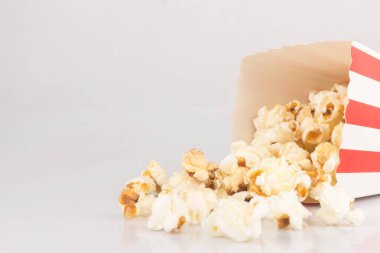 Patlamış mısır kutusu beyaz arkaplanda izole edildi.