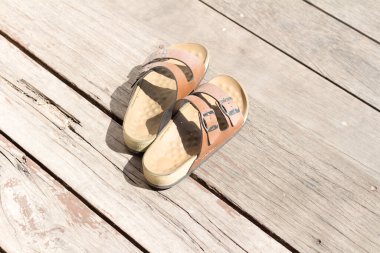 Deri sandaletler ahşap döşeme adamı.