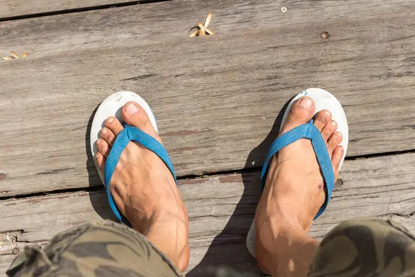 İnsanlar parmak arası terlik giyer, ahşap zemin..