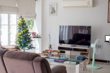 Ağaç Noel ev odası kapalı.