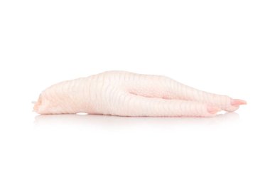 Beyaz arka planda izole tavuk ayakları.