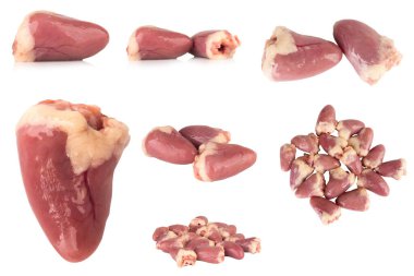 Beyaz arka planda izole edilmiş tavuk kalbi.