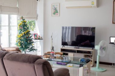 Ağaç Noel ev odası kapalı.