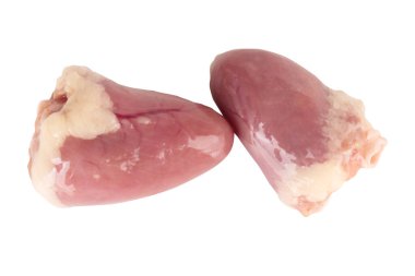 Beyaz arka planda izole edilmiş tavuk kalbi.