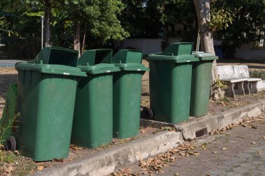 Köyün çöp tenekesi geri dönüşümü.