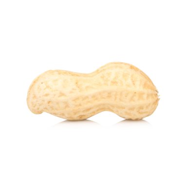 beyaz arkaplanda izole edilmiş yerfıstıkları.