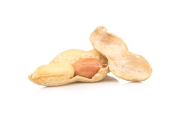 beyaz arkaplanda izole edilmiş yerfıstıkları.