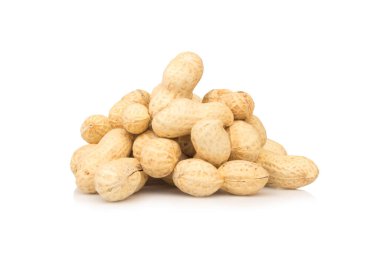 beyaz arkaplanda izole edilmiş yerfıstıkları.