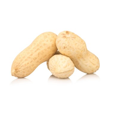 beyaz arkaplanda izole edilmiş yerfıstıkları.