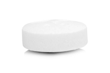 Beyaz arkaplanda izole edilmiş beyaz hap.