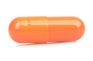 turuncu kapsül beyaz arkaplanda izole.