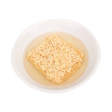 Tabakta hazır şehriye ve beyaz arka planda izole edilmiş yemek çubukları..