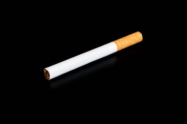 Siyah arka planda izole sigara izmaritleri..