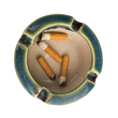 Beyaz arka planda izole edilmiş sigaralı seramik kül tablası