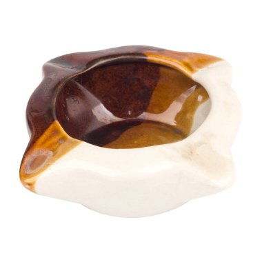 Beyaz arkaplanda seramik kül tablası izole edildi.