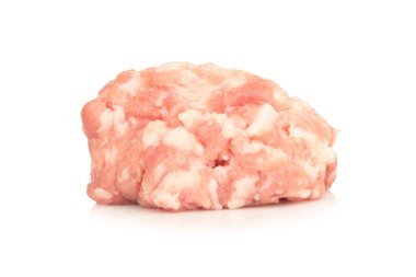 Parçalanmış domuz eti beyaz arka planda izole edilmiş..