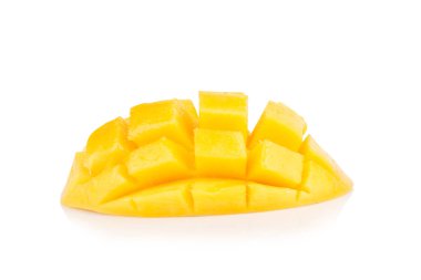 Mango sarısı Peel kare parça beyaz arkaplanda izole.