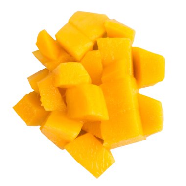 Meyve hamuru parçalı mango beyaz arka planda izole bir şekilde düşer.