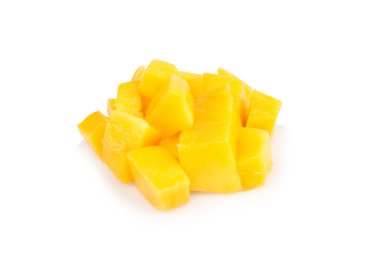 Meyve hamuru parçalı mango beyaz arka planda izole bir şekilde düşer.