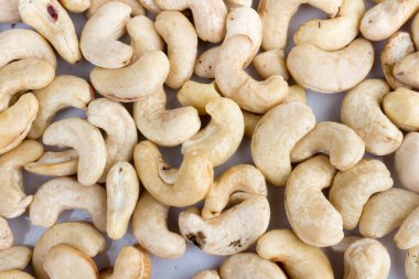 Beyaz arkaplanda izole edilmiş kaju fıstığı yığın dokusu.