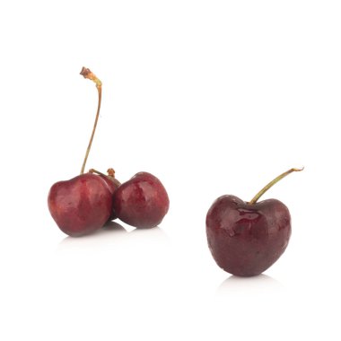 Beyaz arkaplanda kiraz izole.
