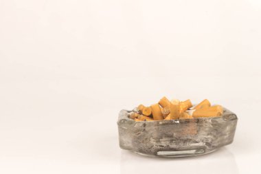 Kül tablası izmaritleri beyaz üzerine.