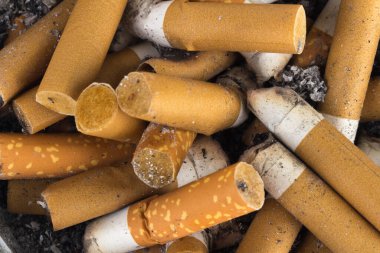 Kül tablası izmarit dokusunu kapatır..